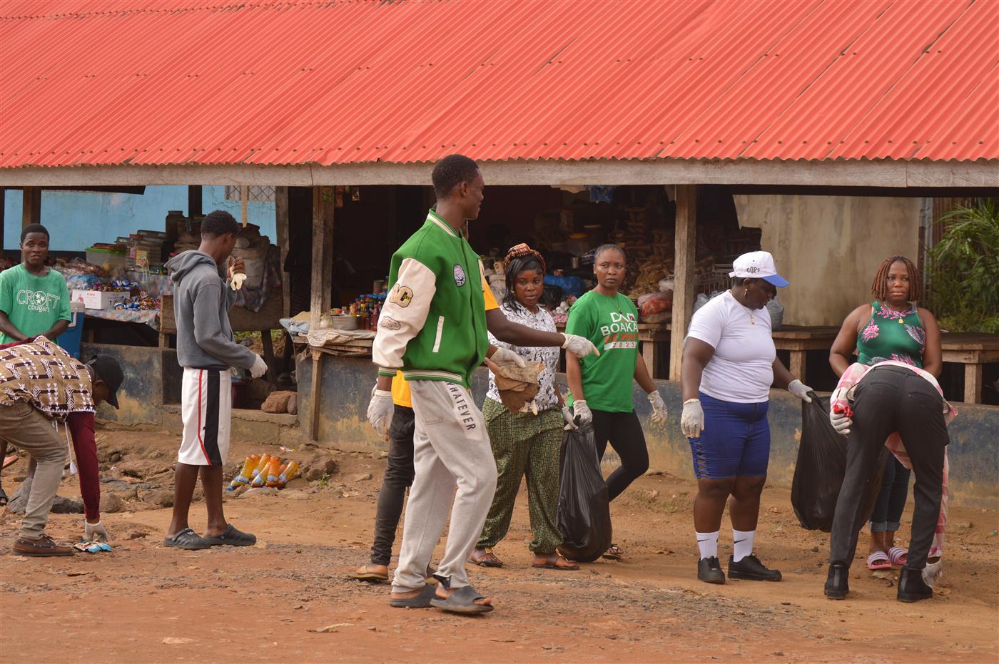 Community participants removing waste from roadside areas in Soul Clinic.